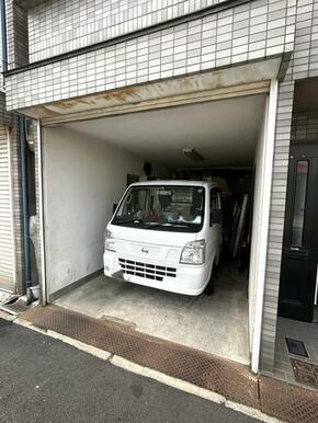 ハイルーフ車駐車可能なシャッター付きガレージ！前面道路は駐車しやすい幅約８ｍ◎