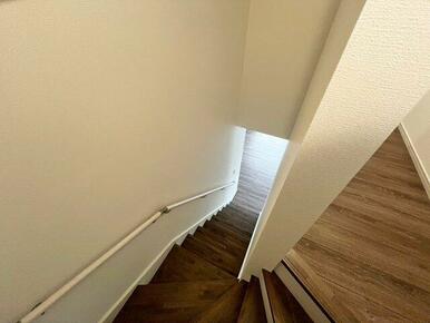 手すり付きの階段です。転倒転落などの事故を防止できます