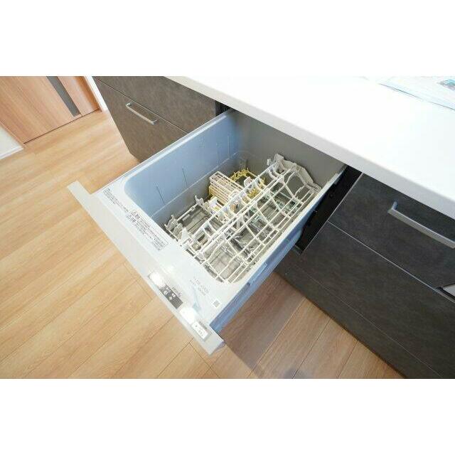 キッチンにはビルトイン食器洗浄乾燥機がついています。