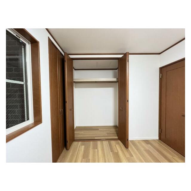 「2階西側洋室」収納スペースがございます。