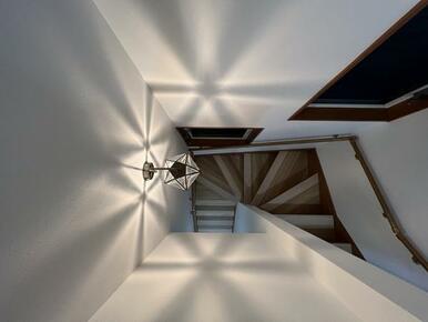 「階段」お洒落な照明が付いております。