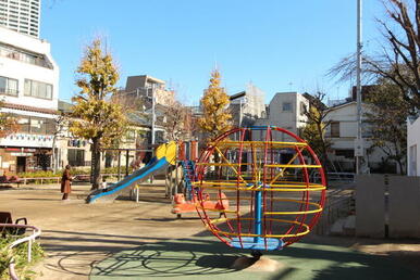 建物の前に東山児童遊園があります。