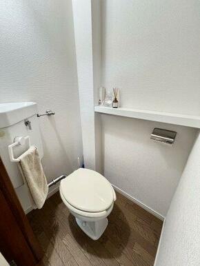 タオル掛けが完備されたトイレになります♪