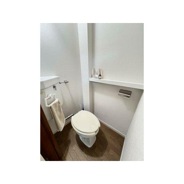 タオル掛けが完備されたトイレになります♪