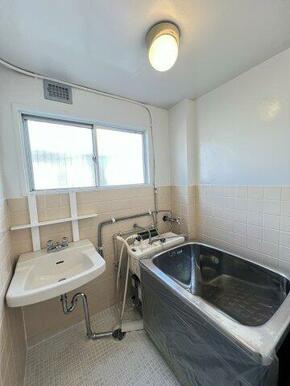 窓があり換気と採光が取れるバスルームでございます☆