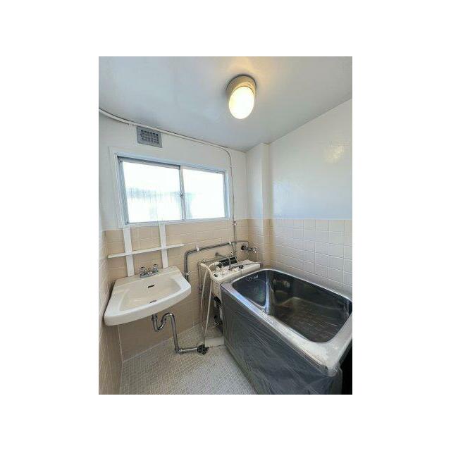 窓があり換気と採光が取れるバスルームでございます☆