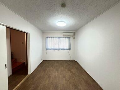 6帖の2階リビングとなります♪エアコン（残置物）完備で快適☆