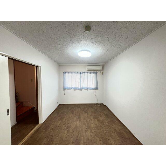 6帖の2階リビングとなります♪エアコン（残置物）完備で快適☆