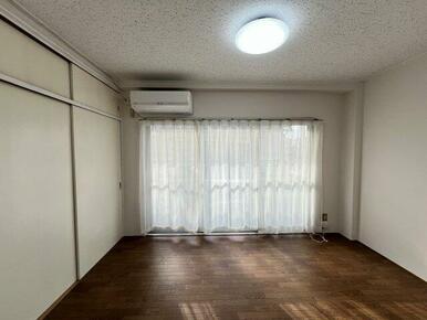 バルコニーがる6帖の洋室となります♪ワイドな窓で明るくエアコンも完備しております♪