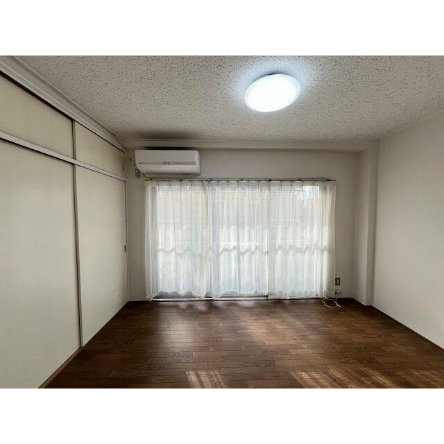 バルコニーがる6帖の洋室となります♪ワイドな窓で明るくエアコンも完備しております♪