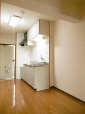 冷蔵庫だけでなく、食器棚も置ける十分な広さがあります