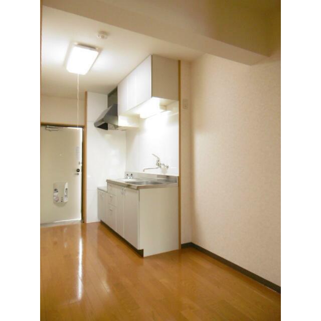 冷蔵庫だけでなく、食器棚も置ける十分な広さがあります