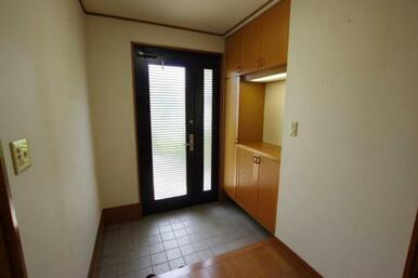 玄関を広く利用できるようシューズボックスを完備