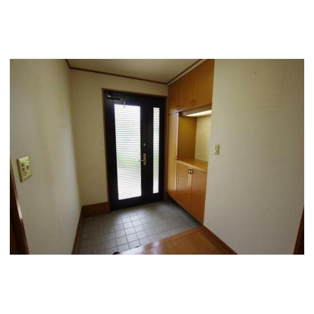 玄関を広く利用できるようシューズボックスを完備