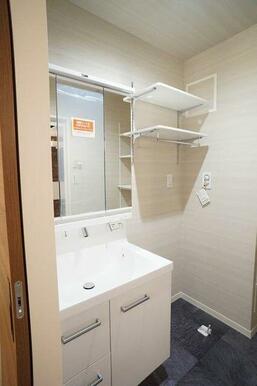 室内洗濯機置き場上の棚には洗剤やタオルが置けて便利ですね。