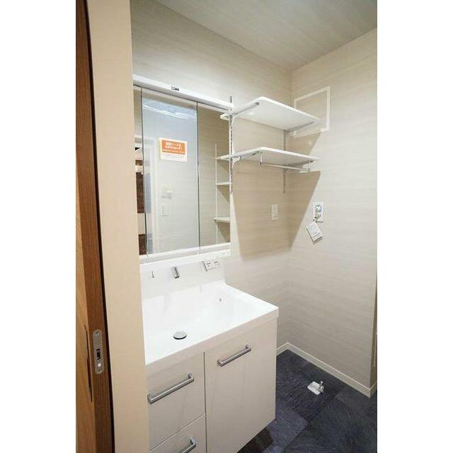 室内洗濯機置き場上の棚には洗剤やタオルが置けて便利ですね。