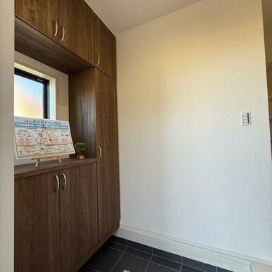 家族やゲストの笑顔が浮かんできそうな玄関（1号棟）