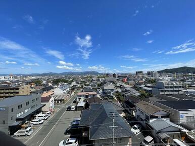 リビング向こう、メインバルコニーからのまっすぐの景色　東側を向いています　飛行機も見えます