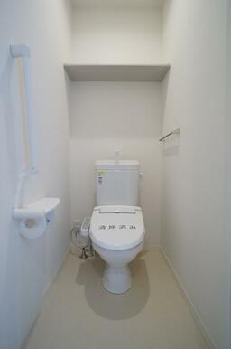 温水暖房洗浄便座機能付き。トイレ上部には棚が付いております。