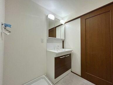 「脱衣所」３面鏡の洗面台に新品交換しております。