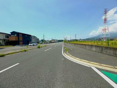 見通しもいい道路！　長泉小学校まで徒歩１０分でお子様にも安心な立地♪