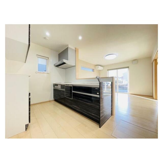 シックなカウンターキッチンは、引き出し収納たっぷり。食洗器つきで家事ラク＾＾