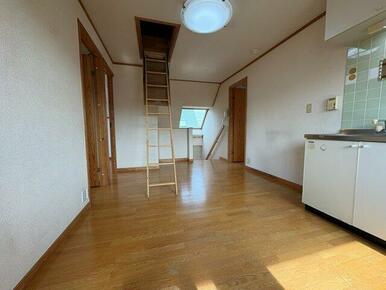 2階共用部分も広々しており屋根裏階段設置してあります♪