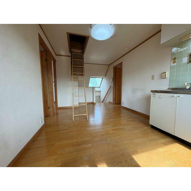 2階共用部分も広々しており屋根裏階段設置してあります♪