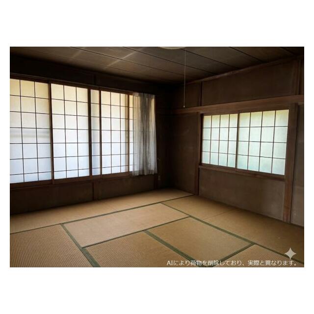二階の和室の様子※AI加工で荷物を消しておりますので、実際には荷物があります。
