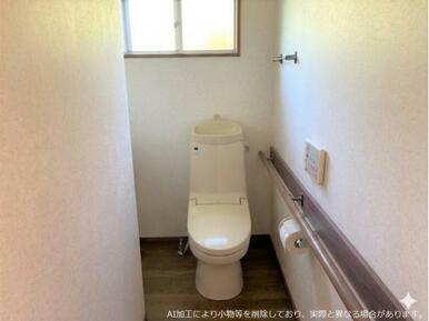 トイレはウォシュレットです。※AI加工で荷物を消しており、実際には荷物があります。
