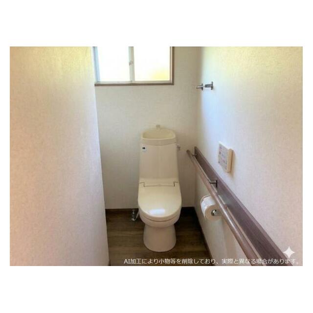 トイレはウォシュレットです。※AI加工で荷物を消しており、実際には荷物があります。