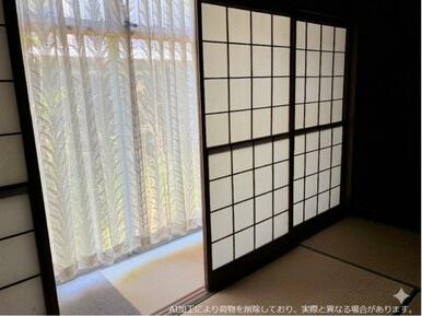 和室の隣は広縁で、南側の庭が愉しめます。※AI加工で荷物を消しており、実際には荷物があります。