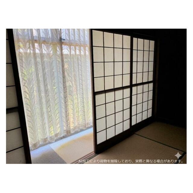 和室の隣は広縁で、南側の庭が愉しめます。※AI加工で荷物を消しており、実際には荷物があります。