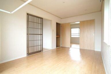キッチン脇の洋室。南向き２面窓のお部屋です。