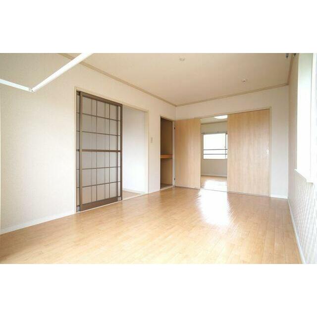 キッチン脇の洋室。南向き２面窓のお部屋です。