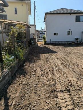 敷地奥側から通路部分
