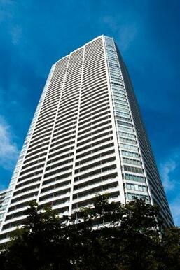 【外観】白を基調としたきれいな外観です。西区トップの高さ53階874戸の大規模タワーマンションです。