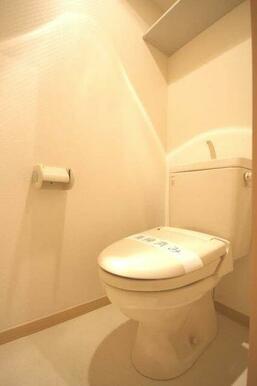 【トイレ】トイレもくつろぎの空間になるかもしれません。大理石調の床材が高級感を演出してくれます。