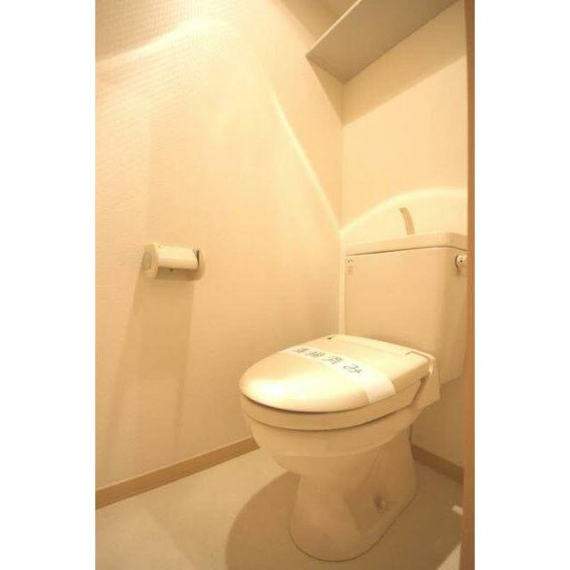 【トイレ】トイレもくつろぎの空間になるかもしれません。大理石調の床材が高級感を演出してくれます。