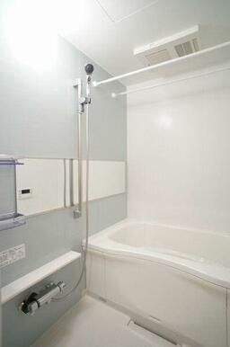 サーモスタットで温度調整も楽々♪雨の日も安心！浴室乾燥機付♪