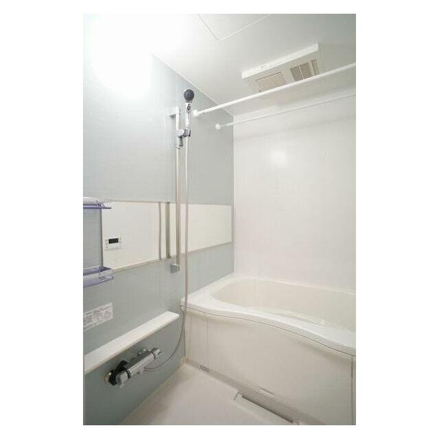 サーモスタットで温度調整も楽々♪雨の日も安心！浴室乾燥機付♪