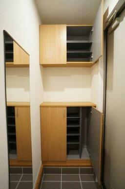 上下に分かれたシューズＢＯＸは収納力があります。棚の高さも変えられるため、ブーツなどの収納も可能で…