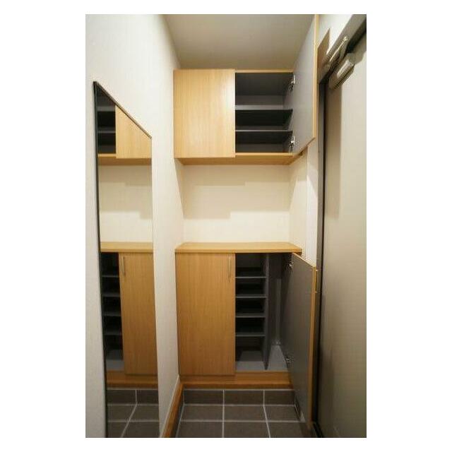 上下に分かれたシューズＢＯＸは収納力があります。棚の高さも変えられるため、ブーツなどの収納も可能で…