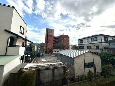 周囲に高い建物が少なく、開放的な眺望が楽しめます。心地よい風と光に包まれた住環境です。