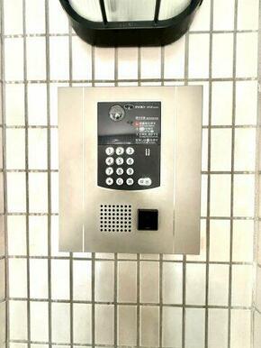 防犯性を高めるオートロックシステムを採用。来訪者を確認できる安心のセキュリティ設備です。