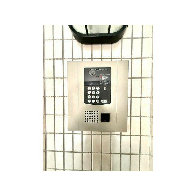 防犯性を高めるオートロックシステムを採用。来訪者を確認できる安心のセキュリティ設備です。