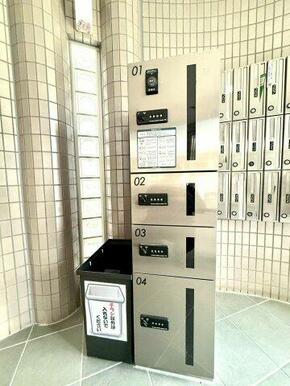 不在時にも荷物の受け取りが可能な宅配ボックスを設置。共働き世帯にも嬉しい便利な設備です。