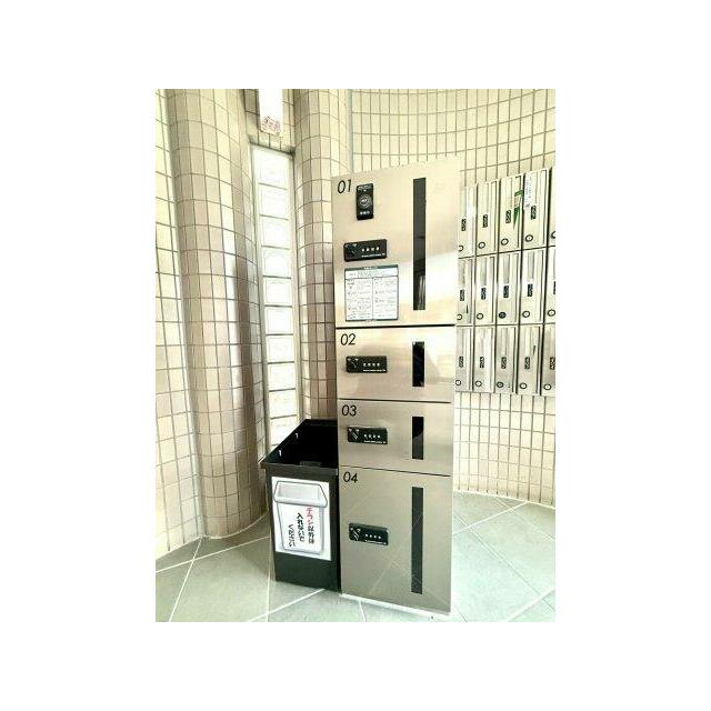 不在時にも荷物の受け取りが可能な宅配ボックスを設置。共働き世帯にも嬉しい便利な設備です。