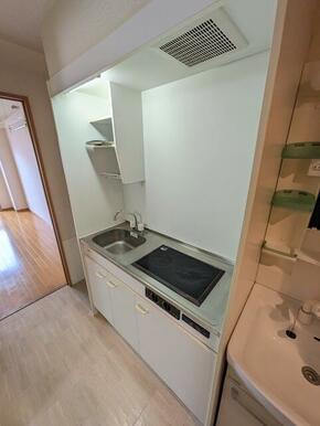 電気コンロ付きのキッチン