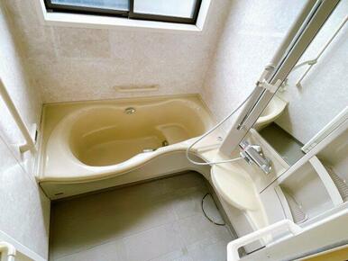 ２階浴室。半身浴のできる追い炊き機能付きのユニットバス。